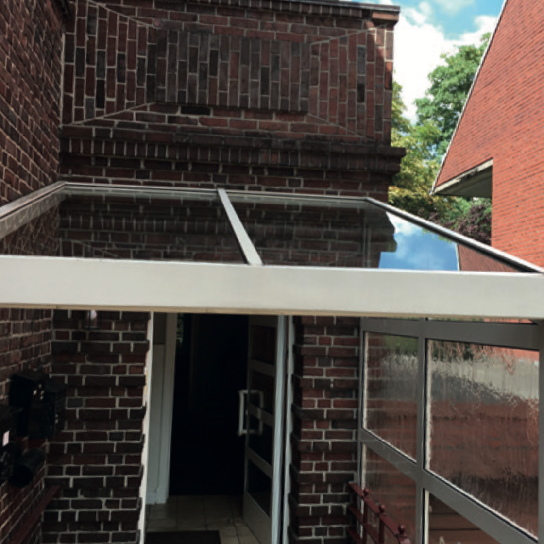 Vordach nach der Reinigung – streifenfrei sauber